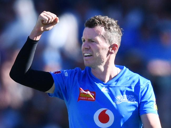 Peter Siddle of the Adelaide Strikers during the Big Bash League (BBL)cricket match between the Adelaide Strikers and the Melbourne Renegades at Adelaide Oval in Adelaide, Sunday, January 12, 2020. (AAP Image/David Mariuz) NO ARCHIVING, EDITORIAL USE ONLY, IMAGES TO BE USED FOR NEWS REPORTING PURPOSES ONLY, NO COMMERCIAL USE WHATSOEVER, NO USE IN BOOKS WITHOUT PRIOR WRITTEN CONSENT FROM AAP