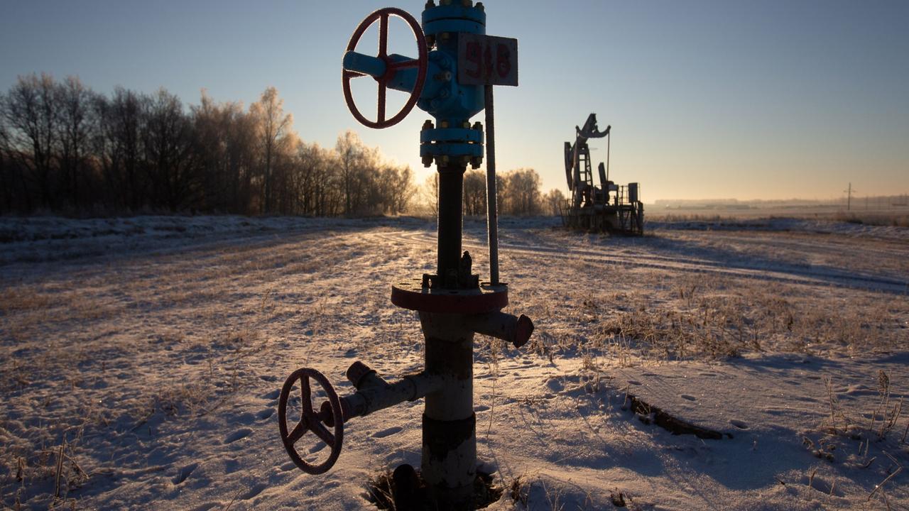 Valve control wheels on a crude oil pipe in Russia. Photographer: Andrey Rudakov/Bloomberg