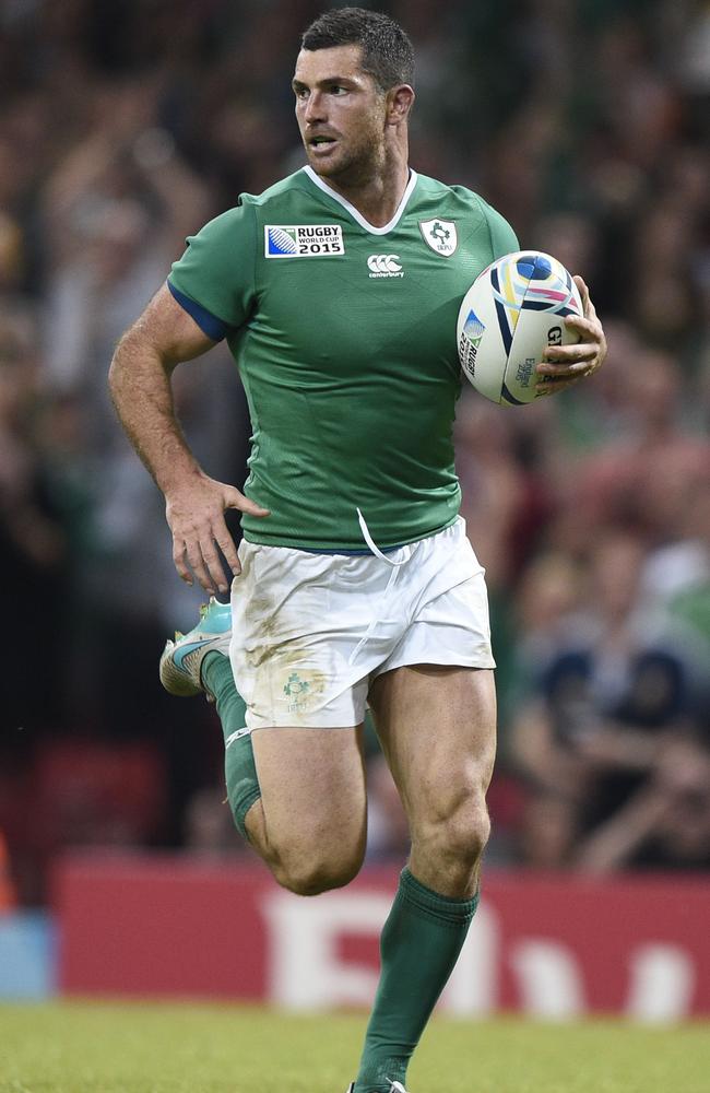 Ireland's fullback Rob Kearney scoots away for a try.