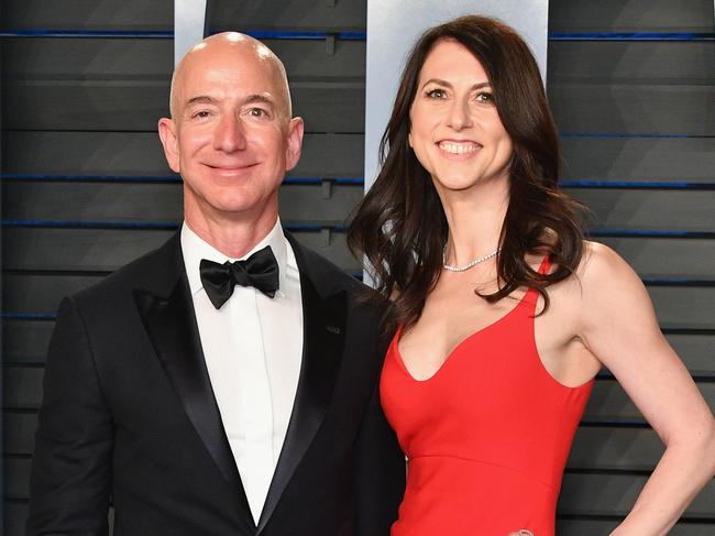 BEVERLY HILLS, CA - MARCH 04:  Jeff Bezos (L) and MacKenzie Bezos attend the 2018 Vanity Fair Oscar Party hosted by Radhika Jones at Wallis Annenberg Center for the Performing Arts on March 4, 2018 in Beverly Hills, California.  (Photo by Dia Dipasupil/Getty Images)