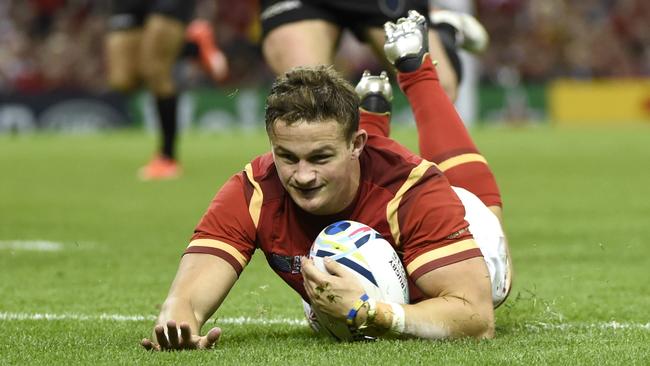 Wales' wing Hallam Amos (C) scores Wales's fifth try during the Pool A match of the 2015 Rugby World Cup between Wales and Uruguay at the Millennium Stadium in Cardiff, south Wales, on September 20, 2015. AFP PHOTO / LOIC VENANCE RESTRICTED TO EDITORIAL USE, NO USE IN LIVE MATCH TRACKING SERVICES, TO BE USED AS NON-SEQUENTIAL STILLS