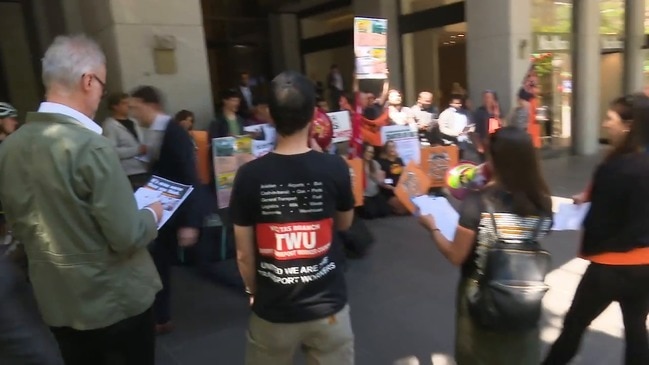 Food delivery workers protest outside Deliveroo HQ in Melbourne, claiming wage theft and denial of superannuation