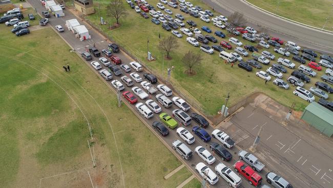 Cars queue at a drive-through testing sitein Mildura on the NSW/Victoria border. Picture: NCA NewsWire / Darren Seiler