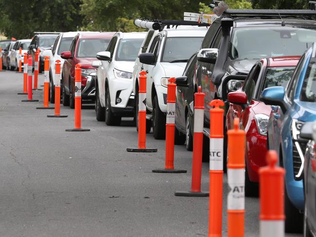 MELBOURNE, AUSTRALIA - NewsWire Photos, DECEMBER, 27 2021: Health professionals work at the COVID-19 testing site at Albert Park as Omicron continues to spread and testing lines are long in Melbourne. Picture: NCA NewsWire / David Crosling