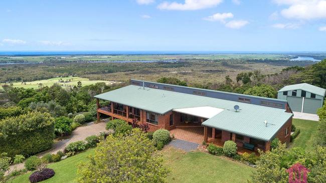 This Coolgardie home has stunning views right to the coast.
