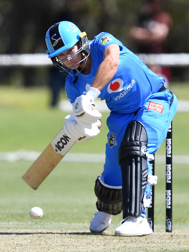 Bridget Patterson batting her way to an unbeaten 41 and notching up her 1000th WBBL run in the process. Picture: AAP IMAGE/DAVID MARIUZ