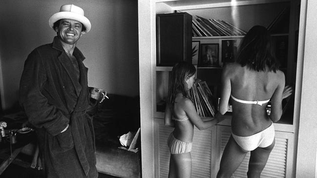 Jack Nicholson in his house with his daughter and Anjelica Huston in 1974.