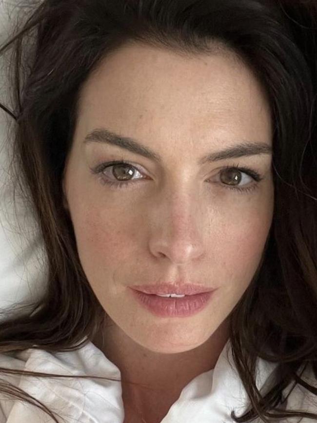 Hathaway looked incredible in a no-makeup selfie.