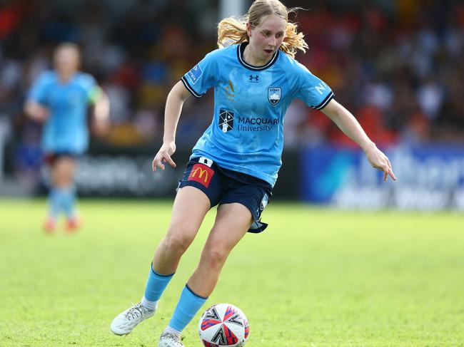 BRISBANE, AUSTRALIA - NOVEMBER 09: Hana Lowry of Sydney FC kicks during the round two A-League Women's match between Brisbane Roar and Sydney FC at Perry Park on November 09, 2024 in Brisbane, Australia. (Photo by Chris Hyde/Getty Images)