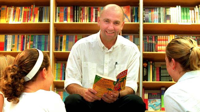 ## HAVE YOU /CHECKED COPYRIGHT /CLEARANCE ?? 17 Oct 2002 - Poet Steven Herrick at Riverbend Bookshop, Bulimba, reading a book to  children - PicBruce/Long - poetry books literacy