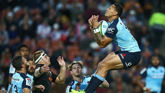 Waratahs fullback Israel Folau takes a high ball against the Chiefs on Saturday night.