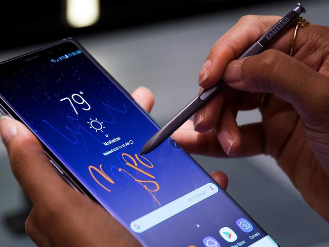 NEW YORK, NY - AUGUST 23: A woman tries the new Samsung Galaxy Note8 smartphone during a launch event, August 23, 2017 in New York City. The Galaxy Note8 will be released in stores on September 15. The previous Galaxy Note 7 model had to be recalled due to self-combusting batteries. Drew Angerer/Getty Images/AFP == FOR NEWSPAPERS, INTERNET, TELCOS & TELEVISION USE ONLY ==