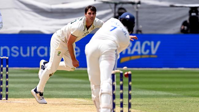 Australia's Pat Cummins (L) bowls Indian batsman KL Rahul (R) on the second day of the fourth cricket Test match between Australia and India at the Melbourne Cricket Ground (MCG) in Melbourne on December 27, 2024. (Photo by William WEST / AFP) / -- IMAGE RESTRICTED TO EDITORIAL USE - STRICTLY NO COMMERCIAL USE --