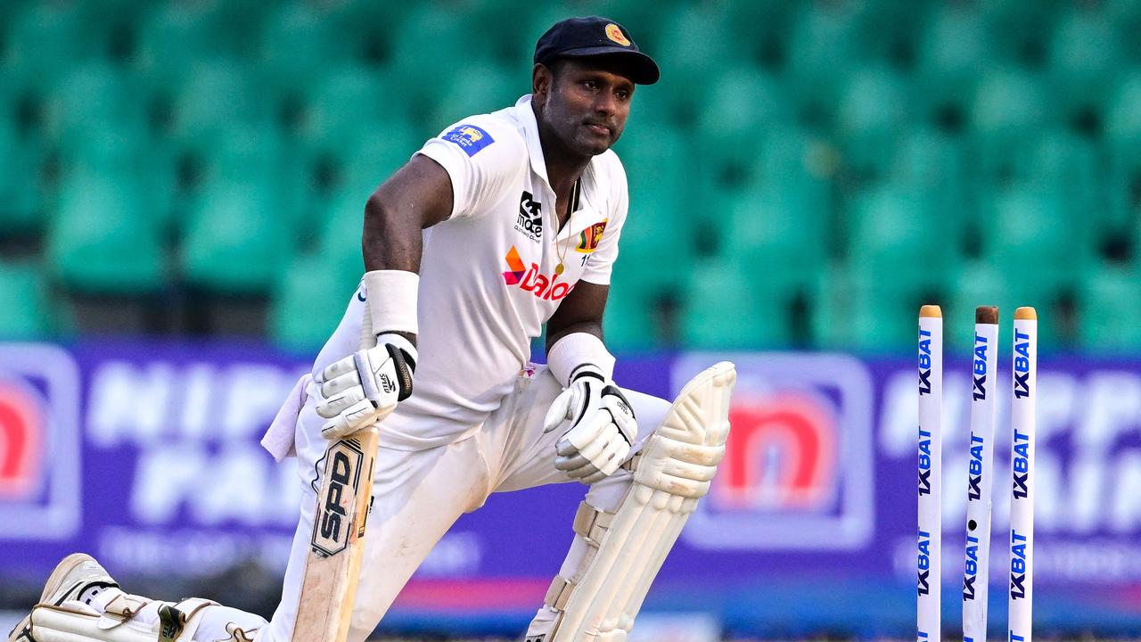 Poor old Angelo Mathews couldn’t believe it. (Photo by Ishara S. KODIKARA / AFP)