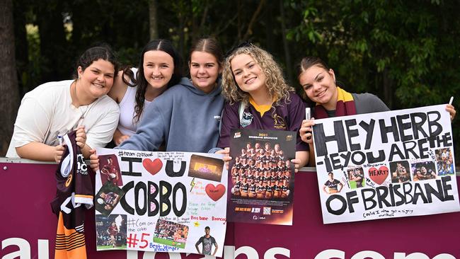 25/9/2023: L-R Olivia Carver 17, Jasmine Blank 17, Sarah Donahue 12, Georgia Carver and Isabella Donahue 14, among the fans during a Broncos fan training session at the Red Hill, Brisbane. pic: Lyndon Mechielsen/Courier Mail