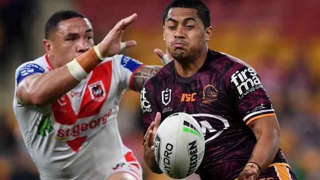 BRISBANE, AUSTRALIA - AUGUST 21: Anthony Milford of the Broncos offloads the ball during the round 15 NRL match between the Brisbane Broncos and the St George Illawarra Dragons at Suncorp Stadium on August 21, 2020 in Brisbane, Australia. (Photo by Matt Roberts/Getty Images)