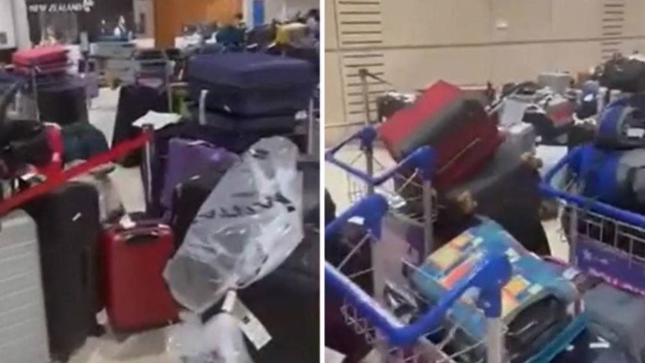 Zdjęcie lotniska w Auckland pokazuje stosy zagubionego bagażu
