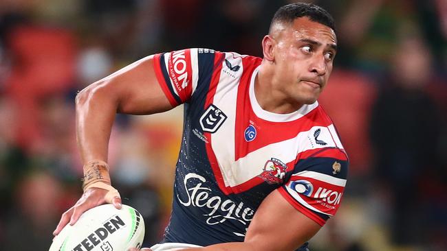 BRISBANE, AUSTRALIA - AUGUST 27: Siosiua Taukeiaho of the Roosters offloads the ball during the round 24 NRL match between the Sydney Roosters and the South Sydney Rabbitohs at Suncorp Stadium on August 27, 2021, in Brisbane, Australia. (Photo by Chris Hyde/Getty Images)