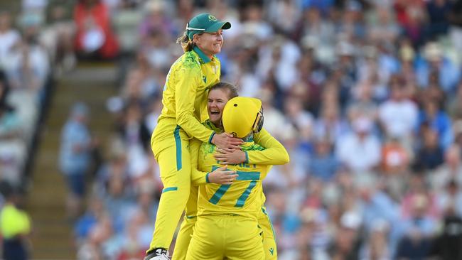 Meg Lanning celebrates winning gold in Birmingham with her teammates (Photo by Alex Davidson/Getty Images)