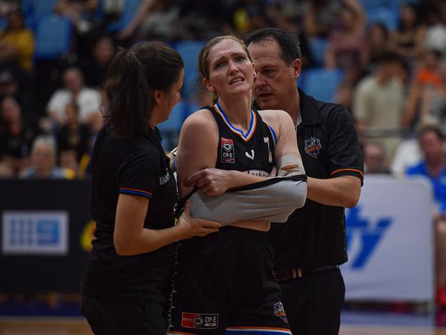 Claire-Maree Hunt appeared to injure her shoulder in the final quarter. Picture: Pema Pakhrin