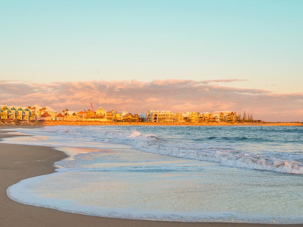 <h2>BOOK A MANDURAH SEASIDE HOLIDAY</h2> Fifty minutes’ drive south of Perth is the dream destination of <a href="https://www.mandurah.wa.gov.au/" target="_blank">Mandurah</a>. With its abundant wildlife, pristine beaches and buzzing foreshore, Mandurah is popular with those who want to leave the big smoke behind and enjoy a seaside holiday. Hire a boat and explore the beautiful waterways or go prawning on the rivers and catch your dinner. Mandurah has waterparks, an adventure playground and a mini train making it an enjoyable destination for families with small children in tow.