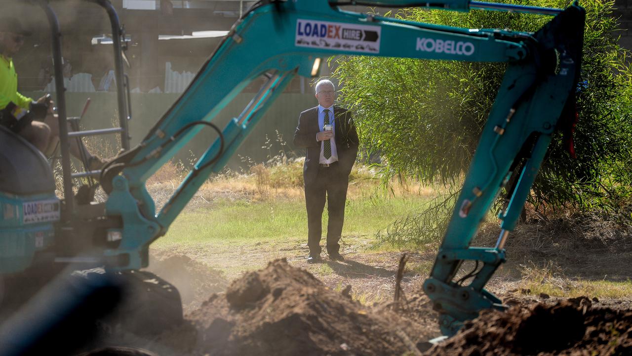 Detective Superintendent Des Bray inspects the dig site at a factory in Plympton in 2018. Picture: AAP / Roy Vandervegt