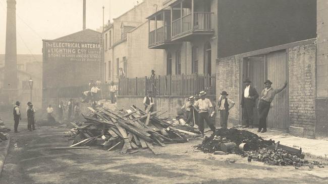 Napoleon St in 1900 during a cleansing operation. Picture: State Library of NSW