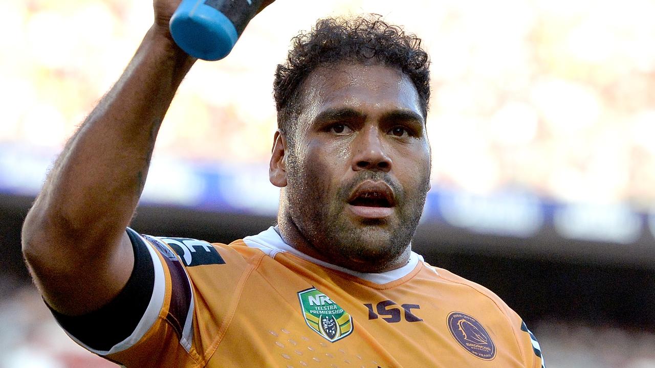 BRISBANE, AUSTRALIA - SEPTEMBER 02: Sam Thaiday of the Broncos waves to fans as they appalaud him during the round 25 NRL match between the Brisbane Broncos and the Manly Sea Eagles at Suncorp Stadium on September 2, 2018 in Brisbane, Australia.  (Photo by Bradley Kanaris/Getty Images)