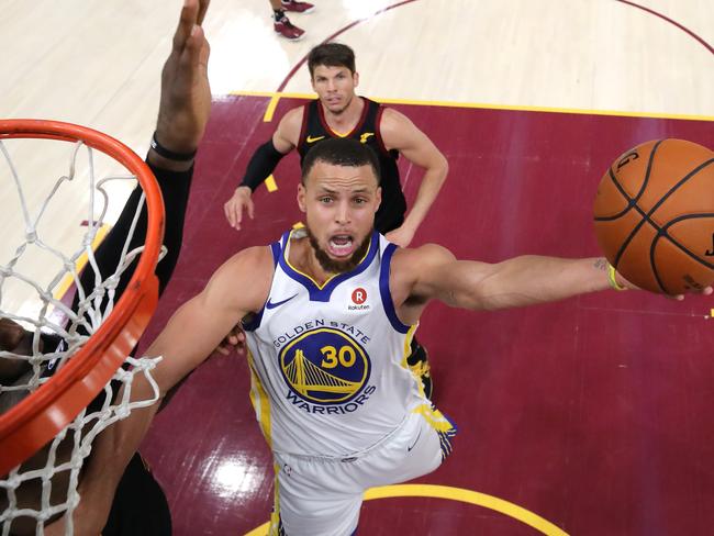 CLEVELAND, OH - JUNE 08:  Stephen Curry #30 of the Golden State Warriors drives to the basket in the second half against LeBron James #23 of the Cleveland Cavaliers during Game Four of the 2018 NBA Finals at Quicken Loans Arena on June 8, 2018 in Cleveland, Ohio. NOTE TO USER: User expressly acknowledges and agrees that, by downloading and or using this photograph, User is consenting to the terms and conditions of the Getty Images License Agreement.  (Photo by Kyle Terada - Pool/Getty Images)