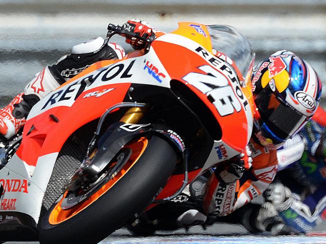 Repsol Repsol Honda Team's Spanish rider Dani Pedrosa (L) and Yamaha Factory Racing's Spanish rider Jorge Lorenzo compete during the Moto GP race at Czech Grand Prix on August 17, 2014, in Brno. AFP PHOTO / MICHAL CIZEK