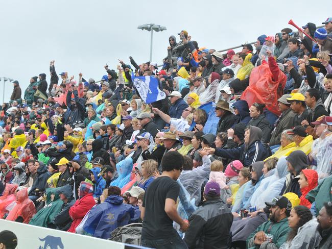 Fans from the Bulldogs versus Storm game at Virgin Australia Stadium, Mackay. Photo Lee Constable / Daily Mercury