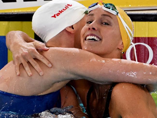 Emma McKeon of Australia (R) celebrates winning gold with Michelle Coleman of Sweden (L) after the Women's 50m Freestyle final at the FINA World Swimming Championships (25m) 2022 in Melbourne on December 17, 2022. (Photo by William WEST / AFP) / --IMAGE RESTRICTED TO EDITORIAL USE - NO COMMERCIAL USE--