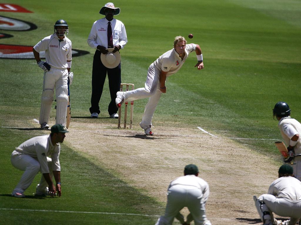 Warne in action against South Africa on day 3 in 2005.