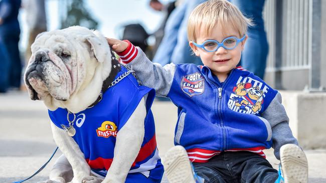 Western Bulldogs open training session and family day at Whitten Oval. Isaac Stafford, 2, meets Sid the mascot. Picture: Jake Nowakowski