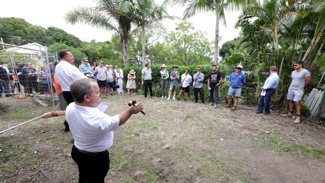 Public Trustee auctioneer Paul Gaffney calling the auction. Photo Steve Pohlner