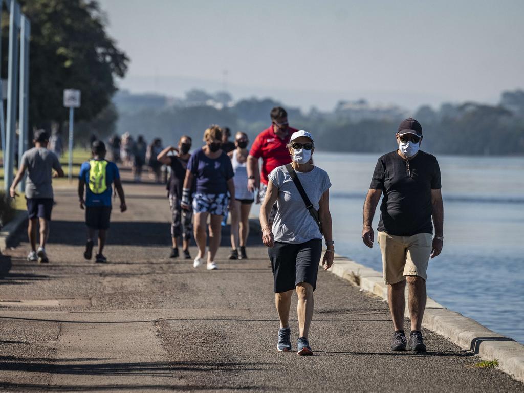 People have been exercising with masks on along the Perth Esplanade during the lockdown. Picture: NCA NewsWire/Tony McDonough