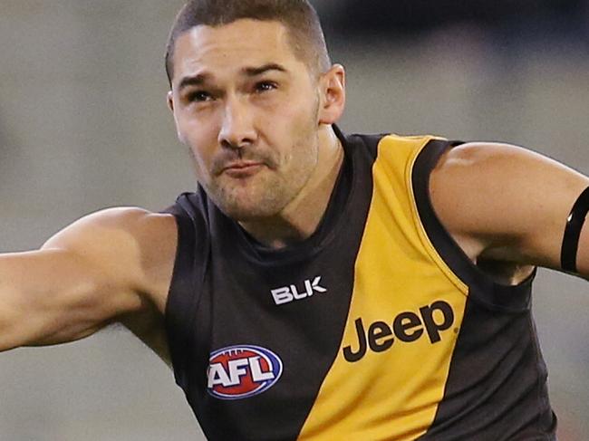 AFL Round 20. Richmond v Collingwood at the MCG. Shaun Grigg kicks at goal . Pic: Michael Klein