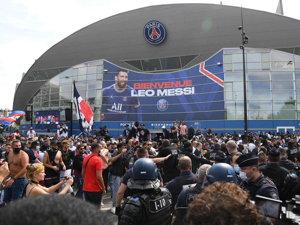 Messi: What are the PSG fan tokens given to the footballer? - BBC News