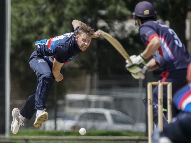 Footscray quickie Jake Reed goes at Dandenong opener Tom Donnell. Picture: Valeriu Campan