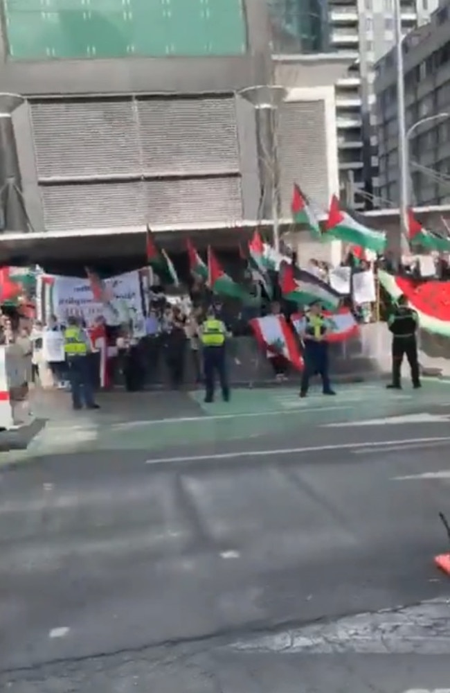 Chaos unfolded outside TVNZ’s Auckland headquarters today as Destiny Church followers faced off against pro-Palestinian protesters over the ongoing Israel-Hamas conflict.