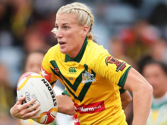 SYDNEY, AUSTRALIA - NOVEMBER 16:  Ali Brigginshaw of Australia makes a break during the 2017 Women's Rugby League World Cup match between Australia and Cook Islands at Southern Cross Group Stadium on November 16, 2017 in Sydney, Australia.  (Photo by Matt King/Getty Images)