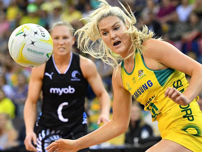 Gretel Tippett (centre) of the Diamonds in action during the Constellation Cup Netball match between the Australian Diamonds and New Zealand Silver Ferns at the Brisbane Entertainment Centre in Brisbane, Sunday, October 7, 2018. (AAP Image/Darren England) NO ARCHIVING, EDITORIAL USE ONLY