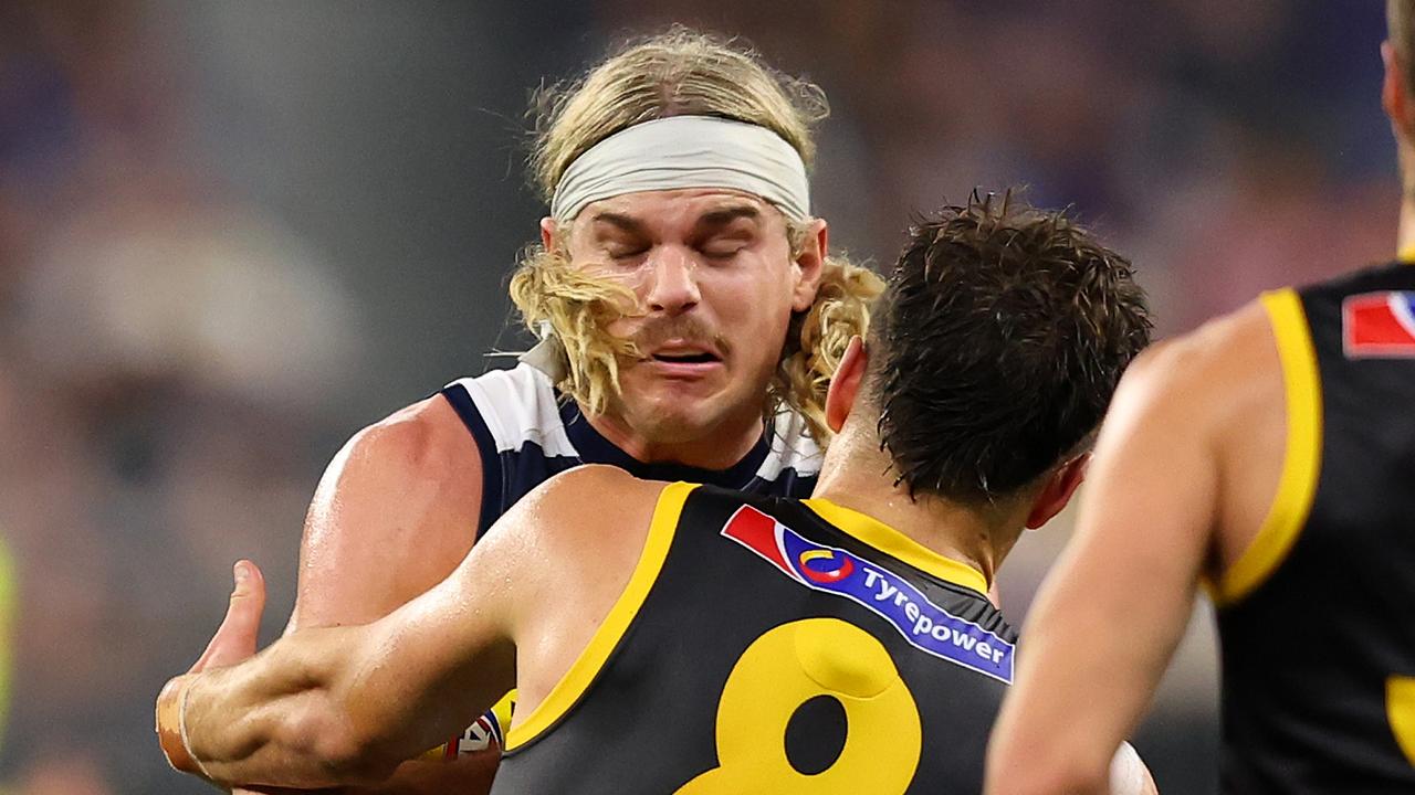 Smith runs amok but Eagles giving Cats huge scare