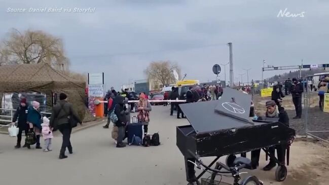 Man plays piano for Ukrainian refugees at Polish border