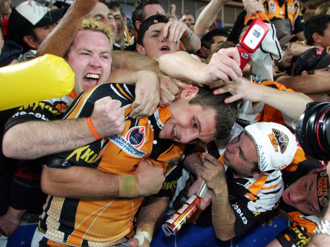 Fans mob Robbie Farah following the 2005 NRL Grand Final.