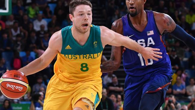 Australia's guard Matthew Dellavedova (L) holds off USA's guard Paul George during a Men's round Group A basketball match between Australia and USA at the Carioca Arena 1 in Rio de Janeiro on August 10, 2016 during the Rio 2016 Olympic Games. / AFP PHOTO / Andrej ISAKOVIC