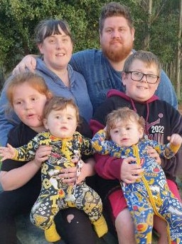 Sarah and Nathan Bradbury with their children Hayley (9), Lucas (12) Justin's twin sister, Taylor and Justin. Pic: Supplied