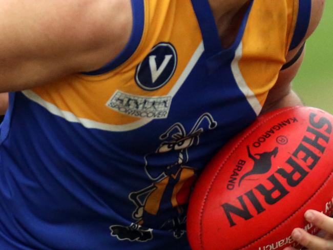 s05dt203VAFA (Div 1) footy: Bulleen Templestowe v Whitefriars.Joseph Moio with the ball for Bulleen Templestowe.