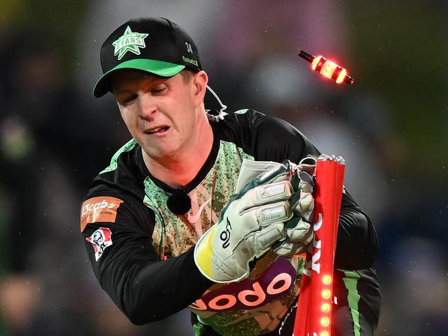 HOBART, AUSTRALIA - DECEMBER 28: Sam Harper of the Stars attempts to runout Nathan Ellis of the Hurricanes during the BBL match between Hobart Hurricanes and Melbourne Stars at Blundstone Arena, on December 28, 2023, in Hobart, Australia. (Photo by Steve Bell/Getty Images)