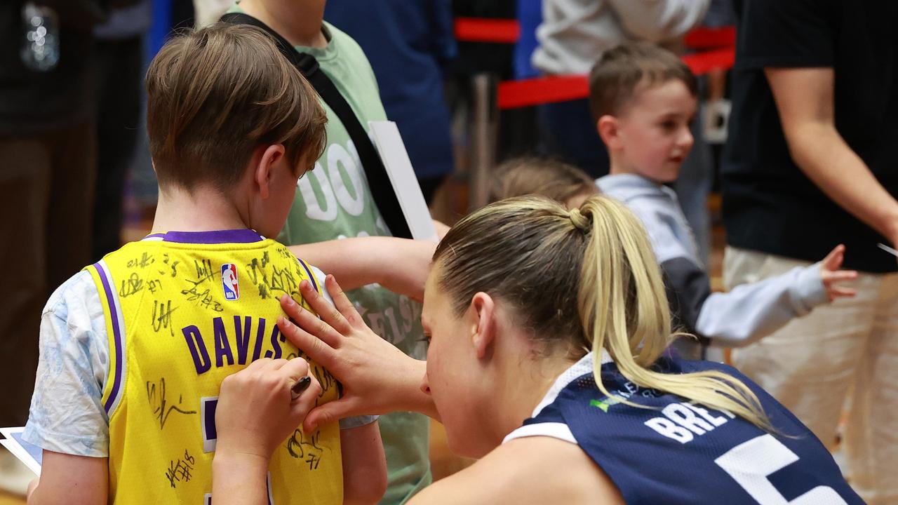 GEELONG, AUSTRALIA - OCTOBER 30: Geelong players thank fans during the round one WNBL match between Geelong United and Townsville Fire at The Geelong Arena, on October 30, 2024, in Geelong, Australia. (Photo by Kelly Defina/Getty Images)